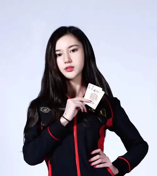 孙铭徽先伸手要球，随后接球后又传给塔克出现24秒违例